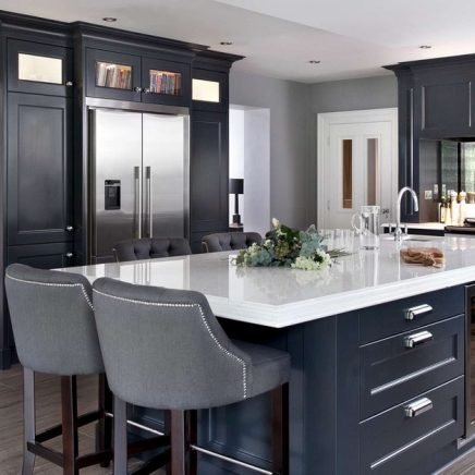 modern-classic-kitchen-design-gray-and-white-kitchen-black-and-white-kitchen-decor (1)